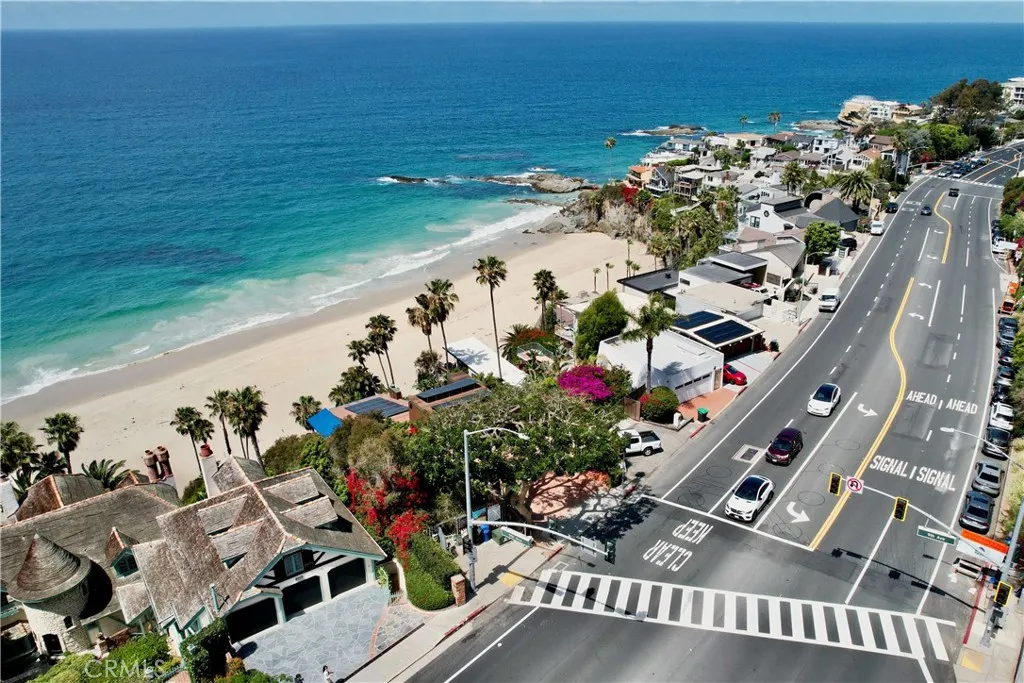 Street crossing to 1000 Steps Beach
