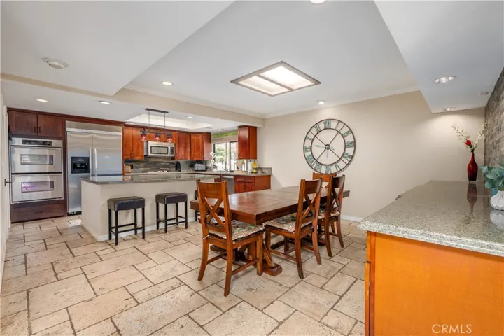 Kitchen & Dining