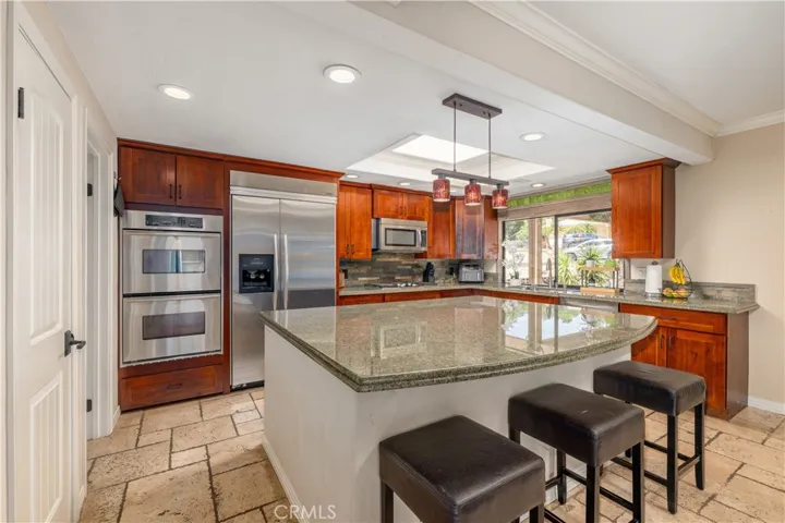 Kitchen & Dining