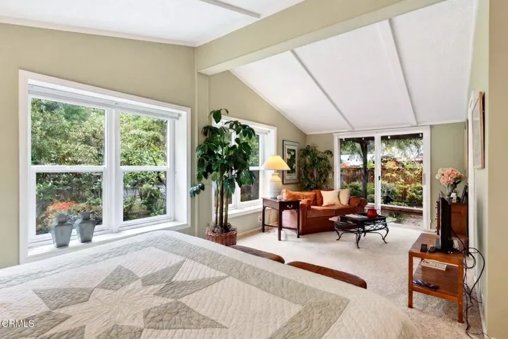 Sitting area in front BR