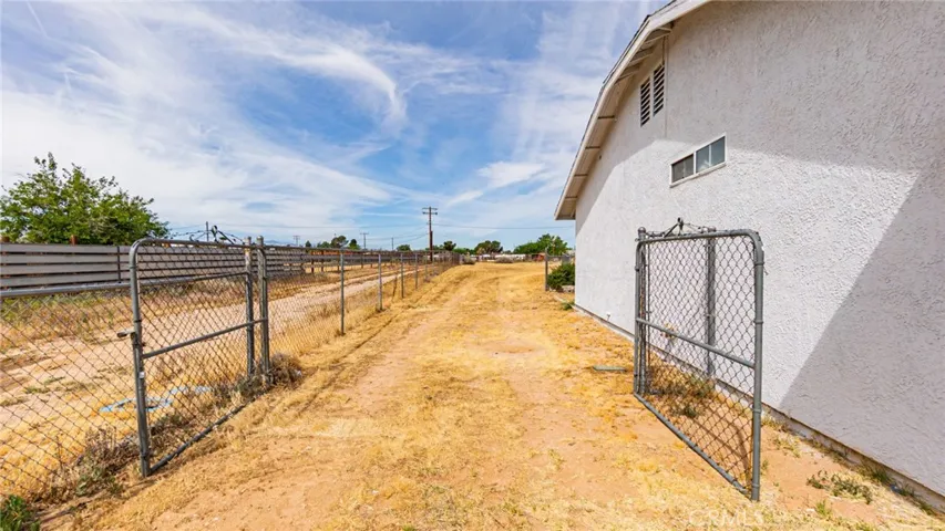14280 Navajo, Apple Valley, California 92307