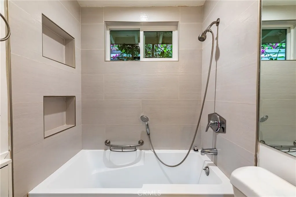 Full Bath in Hallway Bathroom