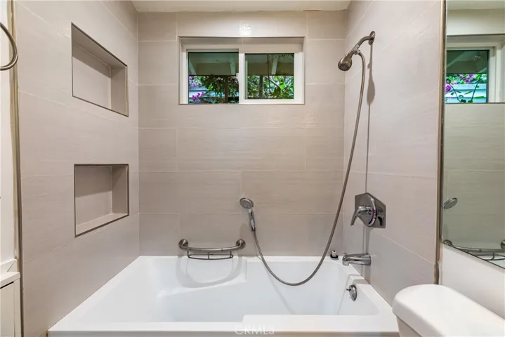 Full Bath in Hallway Bathroom