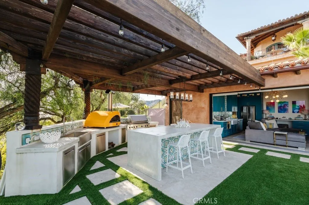 Outdoor Kitchen w/ BBQ & Pizza Oven