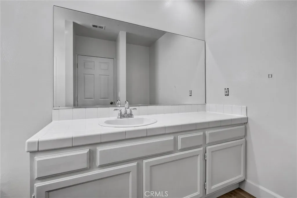 Upstairs 2nd Main Ensuite Full Bathroom