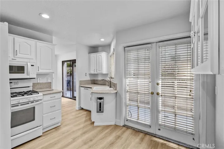 Kitchen space, compact for sure, ready for Gourmet dinners :)