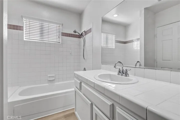 2nd Main Ensuite Full Bathroom