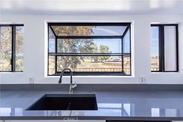 15682 Kingswood, Victorville, California 92395