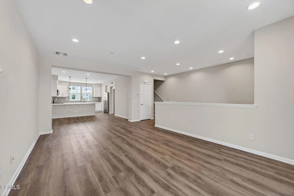 14-web-or-mls-Upmarket Media-1952Vic041
