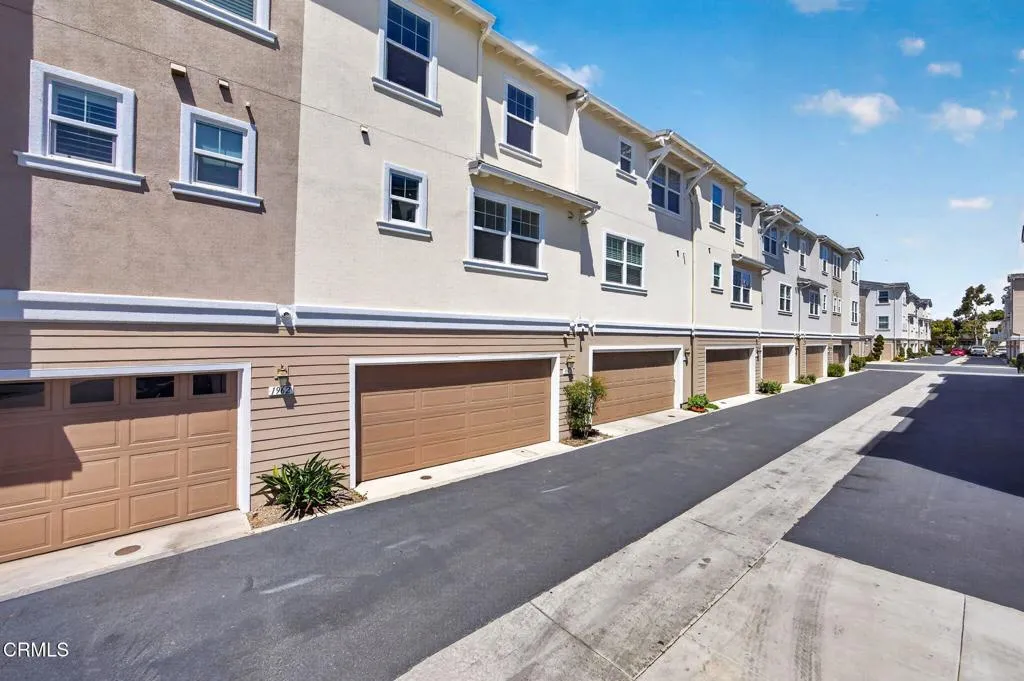 40-web-or-mls-Upmarket Media-1952Vic001