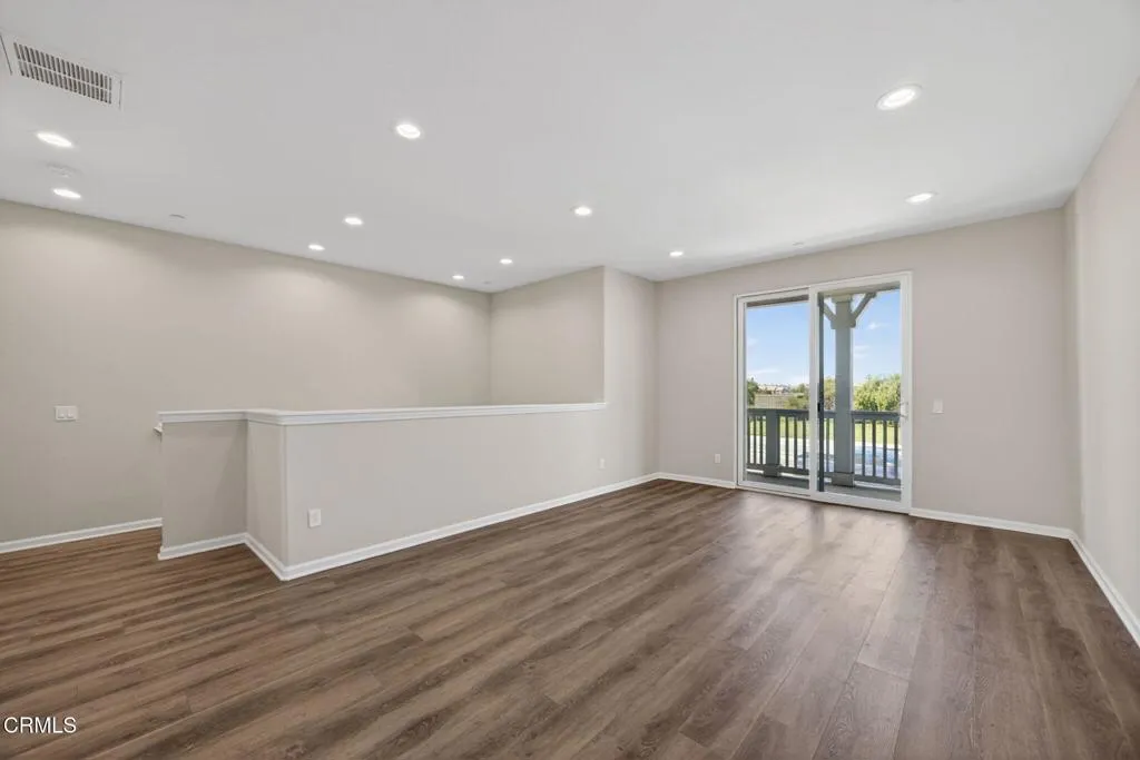 12-web-or-mls-Upmarket Media-1952Vic043