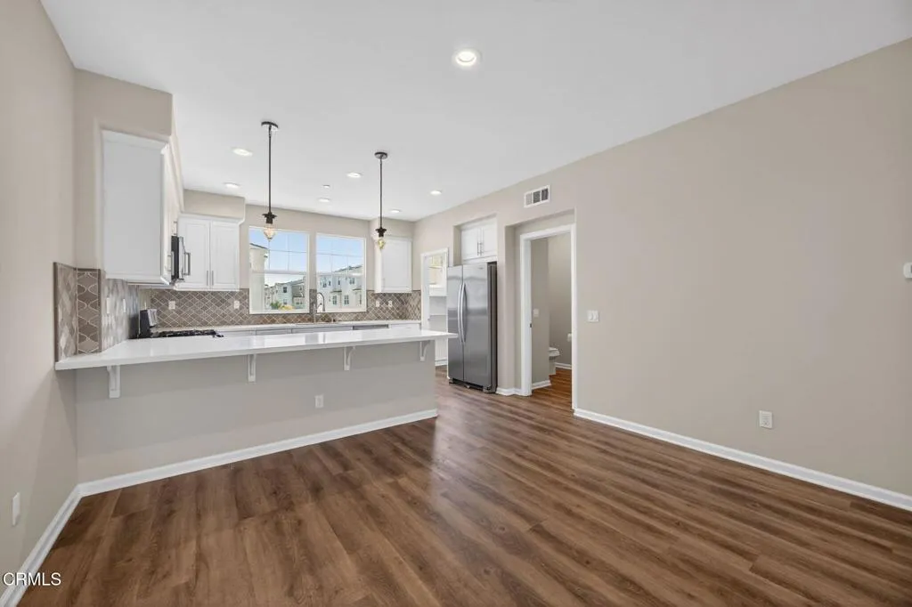 18-web-or-mls-Upmarket Media-1952Vic055