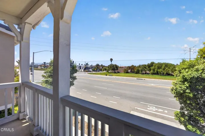 16-web-or-mls-Upmarket Media-1952Vic050