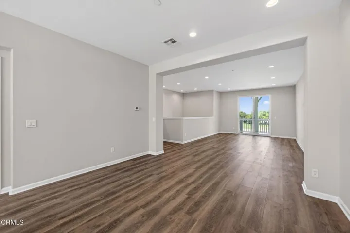 19-web-or-mls-Upmarket Media-1952Vic058