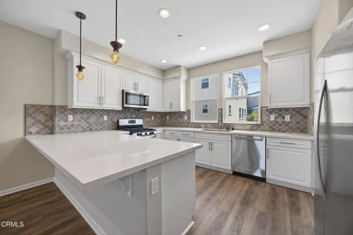 20-web-or-mls-Upmarket Media-1952Vic061