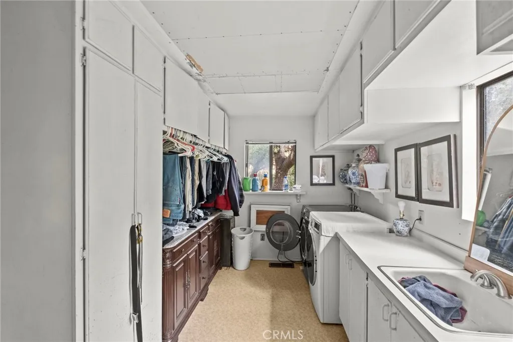 42185 Oak Canyon, Hemet - Laundry room