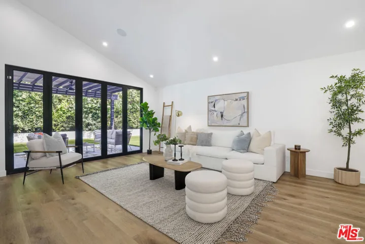 5900 Nita Avenue, Woodland Hills, California 91367