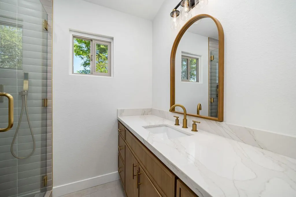 30-web-or-mls-DFCatalina_OPMG_0426_030