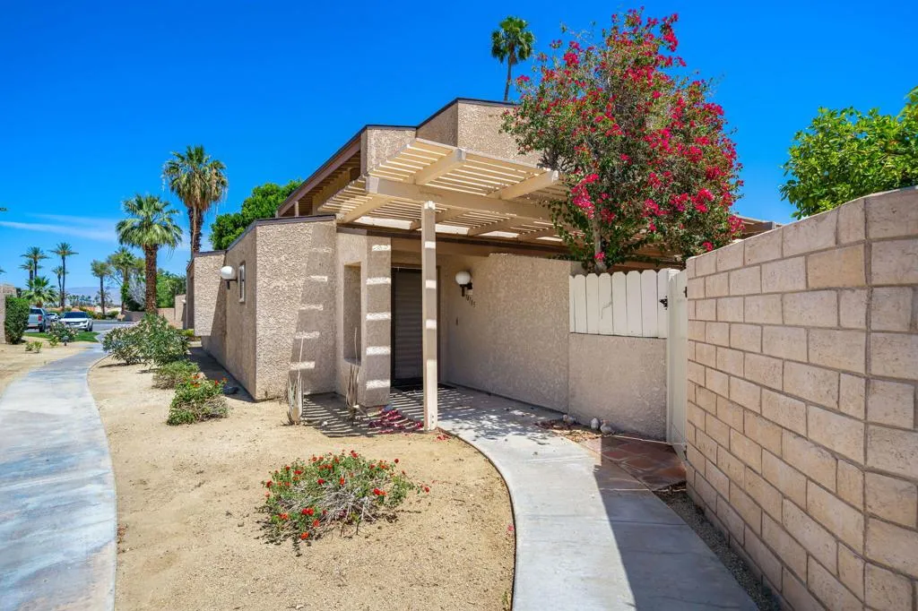 20-web-or-mls-DFCatalina_OPMG_0426_020