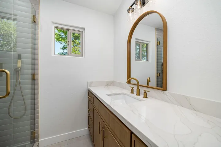 30-web-or-mls-DFCatalina_OPMG_0426_030