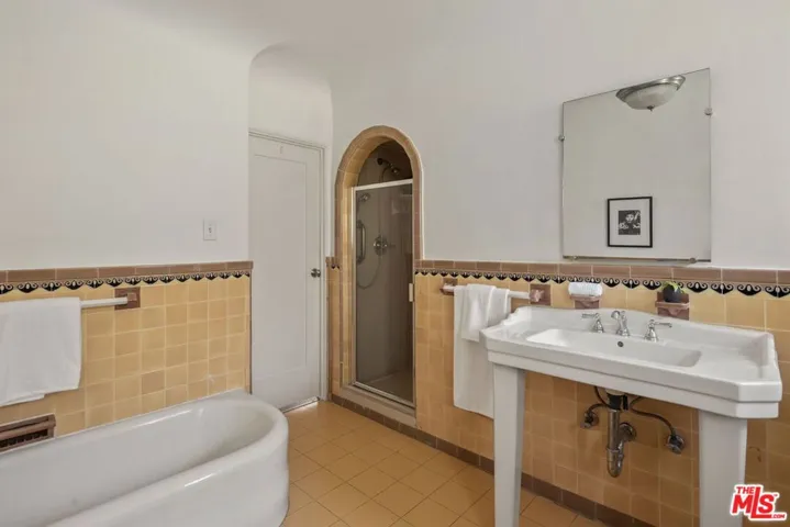 6122 W 6th Street, Los Angeles, California 90048