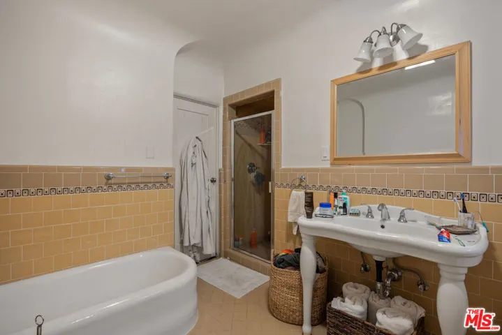 6122 W 6th Street, Los Angeles, California 90048