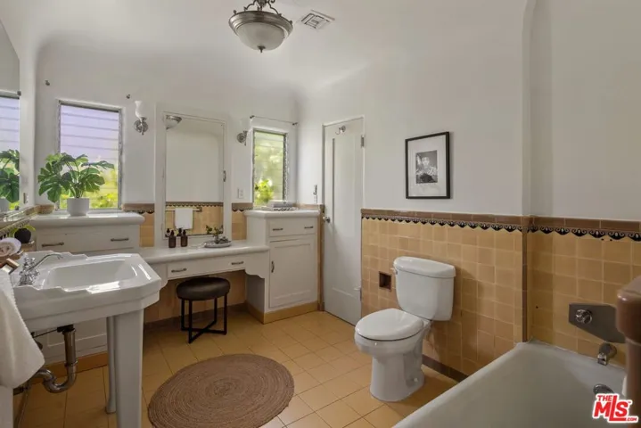 6122 W 6th Street, Los Angeles, California 90048