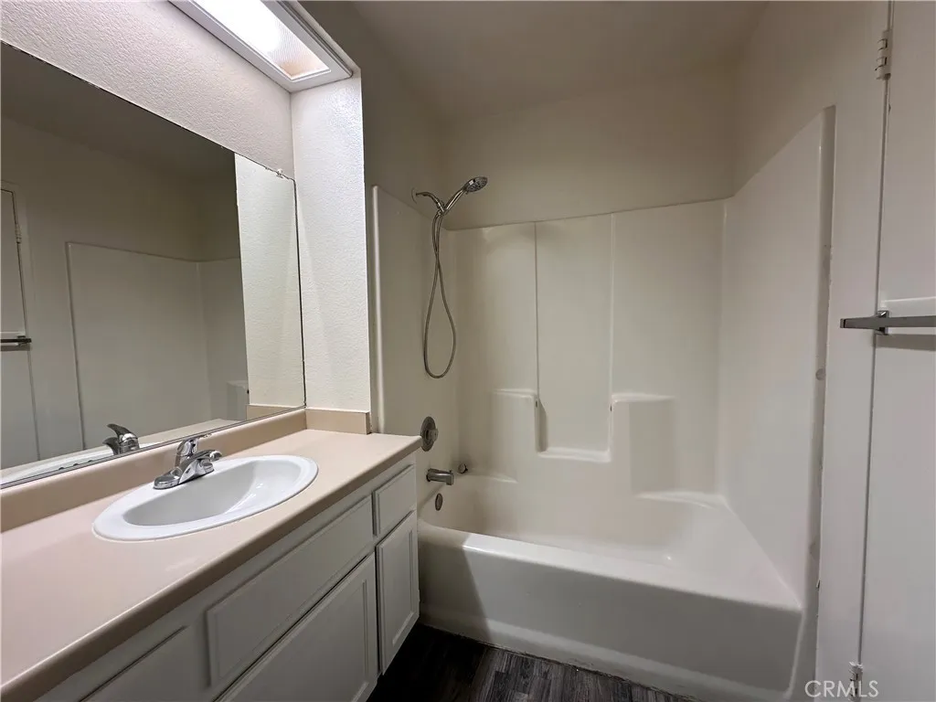 Unit 6: Upstairs Bathroom