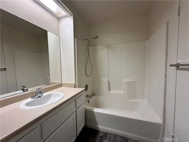 Unit 6: Upstairs Bathroom