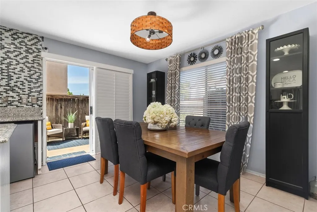 dining room area in kitchen