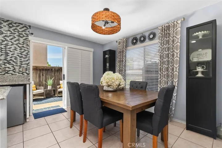 dining room area in kitchen