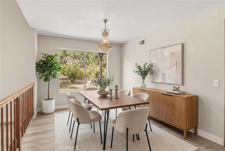Virtual staged dining romm