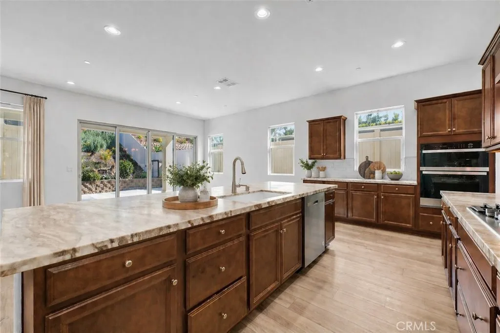 LARGE OPEN KITCHEN