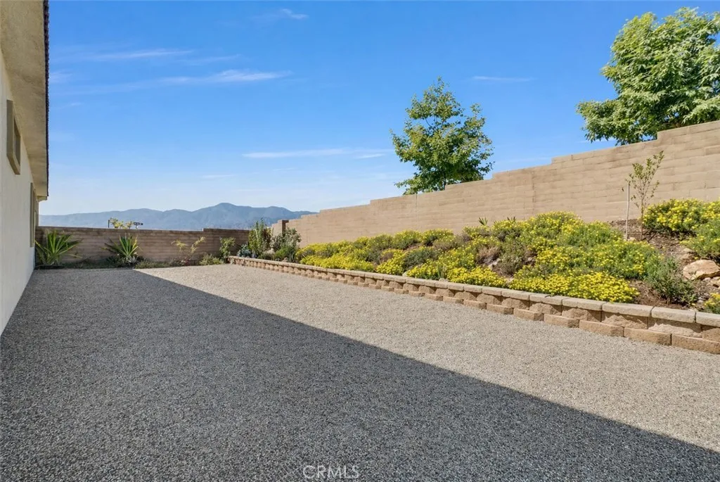 LARGE SIDE YARD