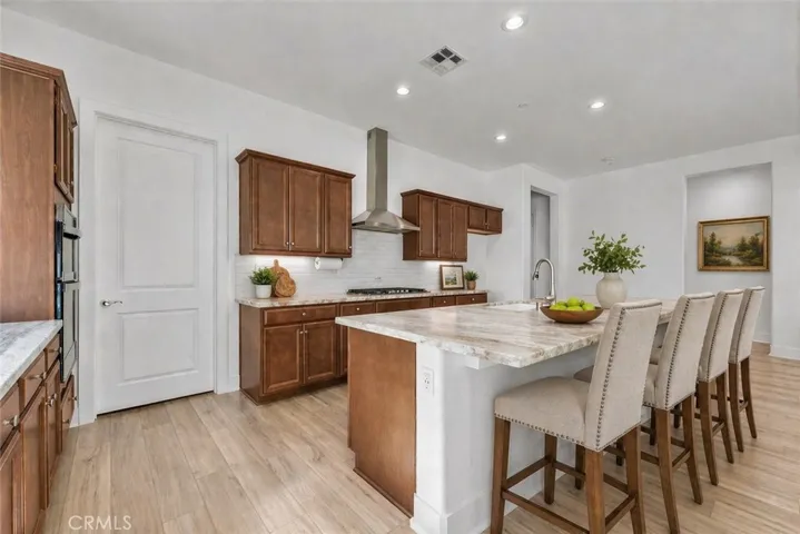 LARGE OPEN KITCHEN