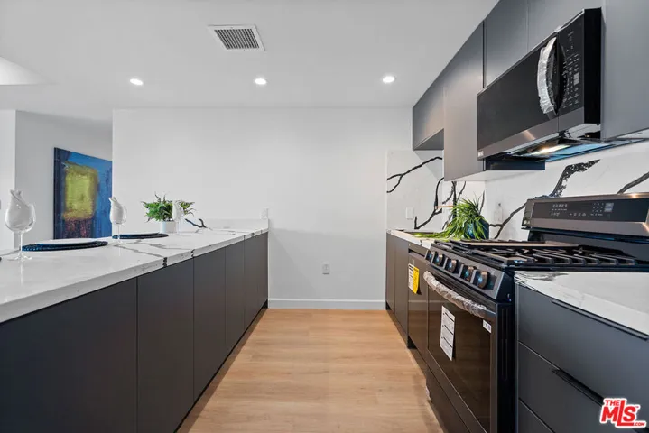 321 S Oxford Avenue 203, Los Angeles, California 90010