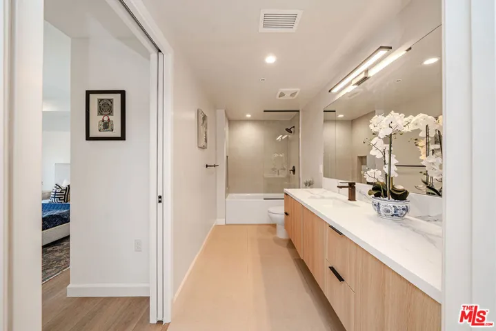 321 S Oxford Avenue 203, Los Angeles, California 90010