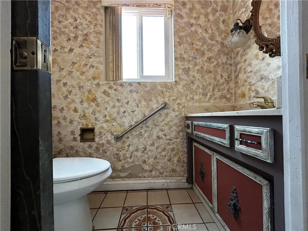 1/2 Bath off hallway off kitchen