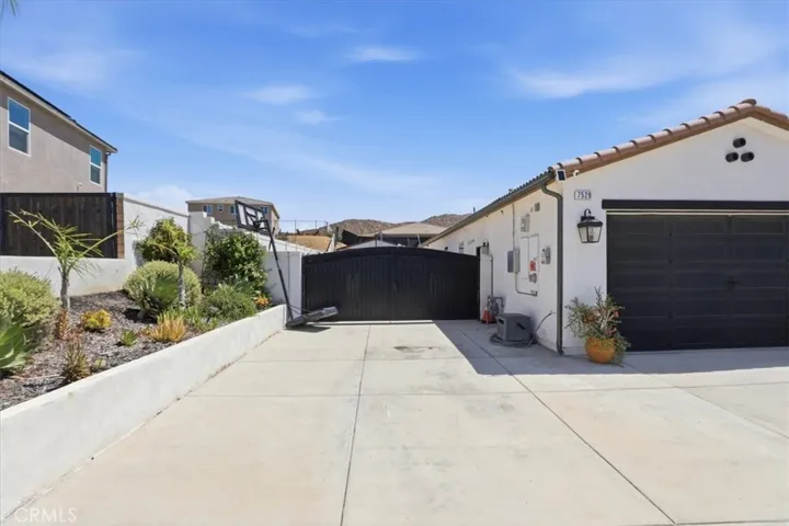 7528 Haystack Loop, Riverside, California 92507