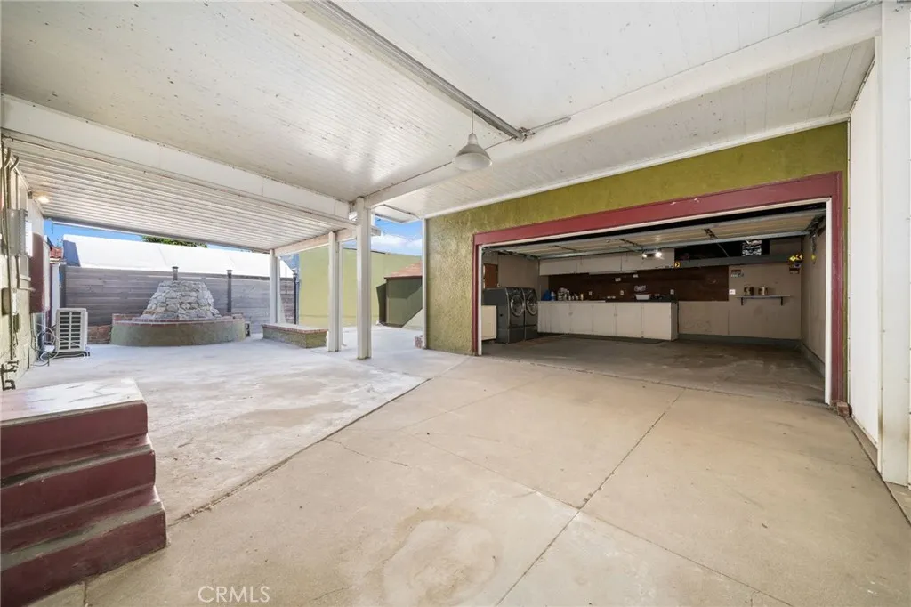 Space for 3 cars or 1 car and a workshop