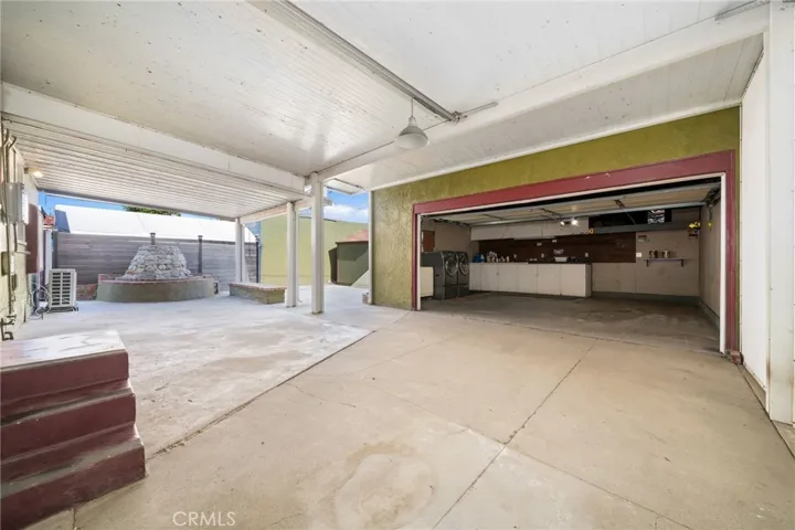 Space for 3 cars or 1 car and a workshop