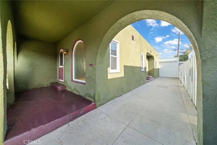 Gorgeous Entry way already establishing the Archways you will find throughout
