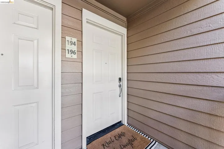 194 Lakeshore Ct - Entryway
