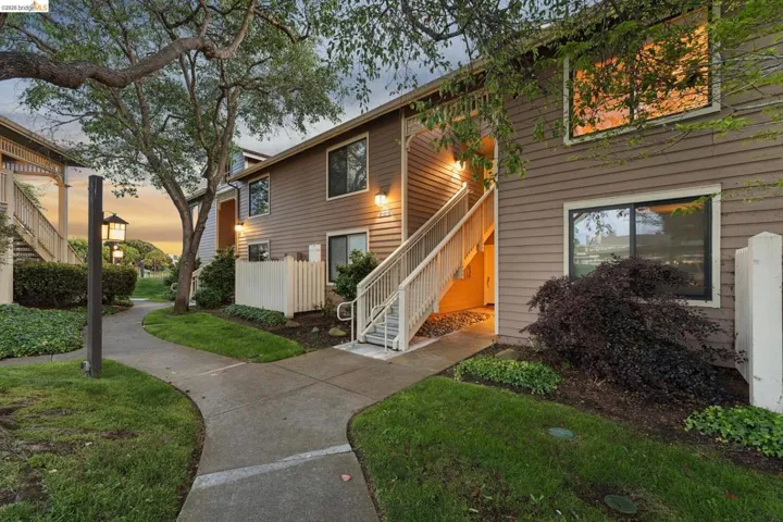 194 Lakeshore Ct - Front Exterior
