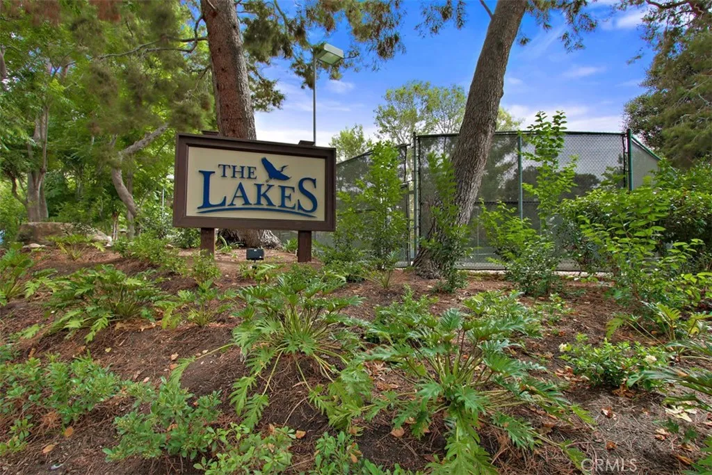 Community Signage – Community entrance sign off Park Place surrounded by mature landscaping and greenery.
