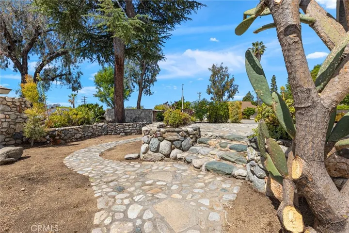 1690 N Mills, Claremont, California 91711