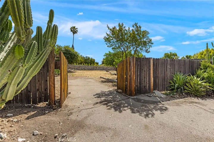 1690 N Mills, Claremont, California 91711