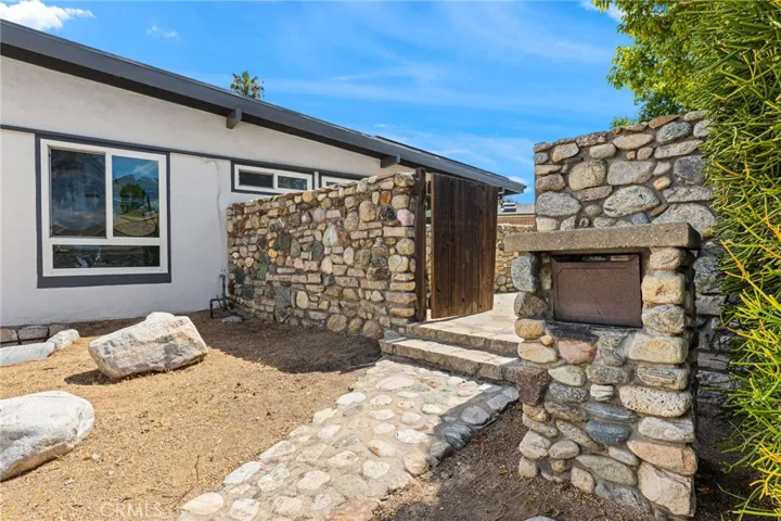 1690 N Mills, Claremont, California 91711