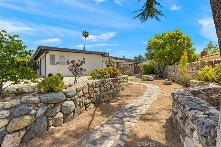 1690 N Mills, Claremont, California 91711