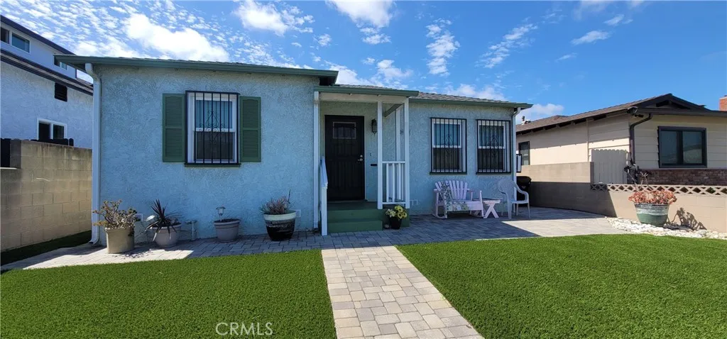 Front yard has artificial turf - low maintenance